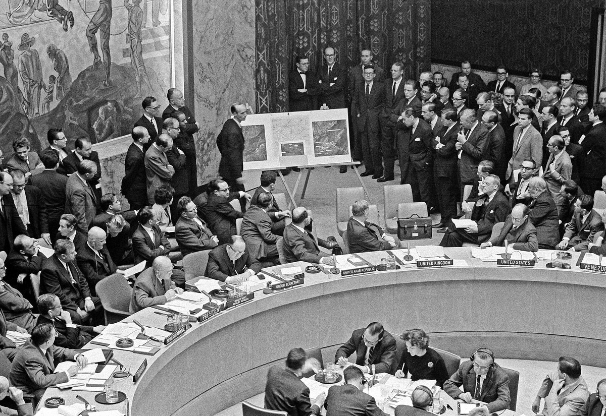 Adlai Stevenson’s UN Security Council presentation — reconnaissance exhibits against Soviet denials.